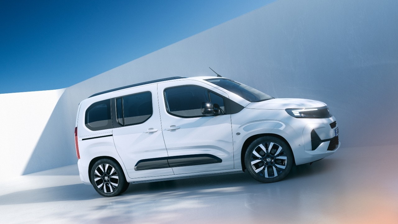 Bočni pogled na bijeli Opel Combo