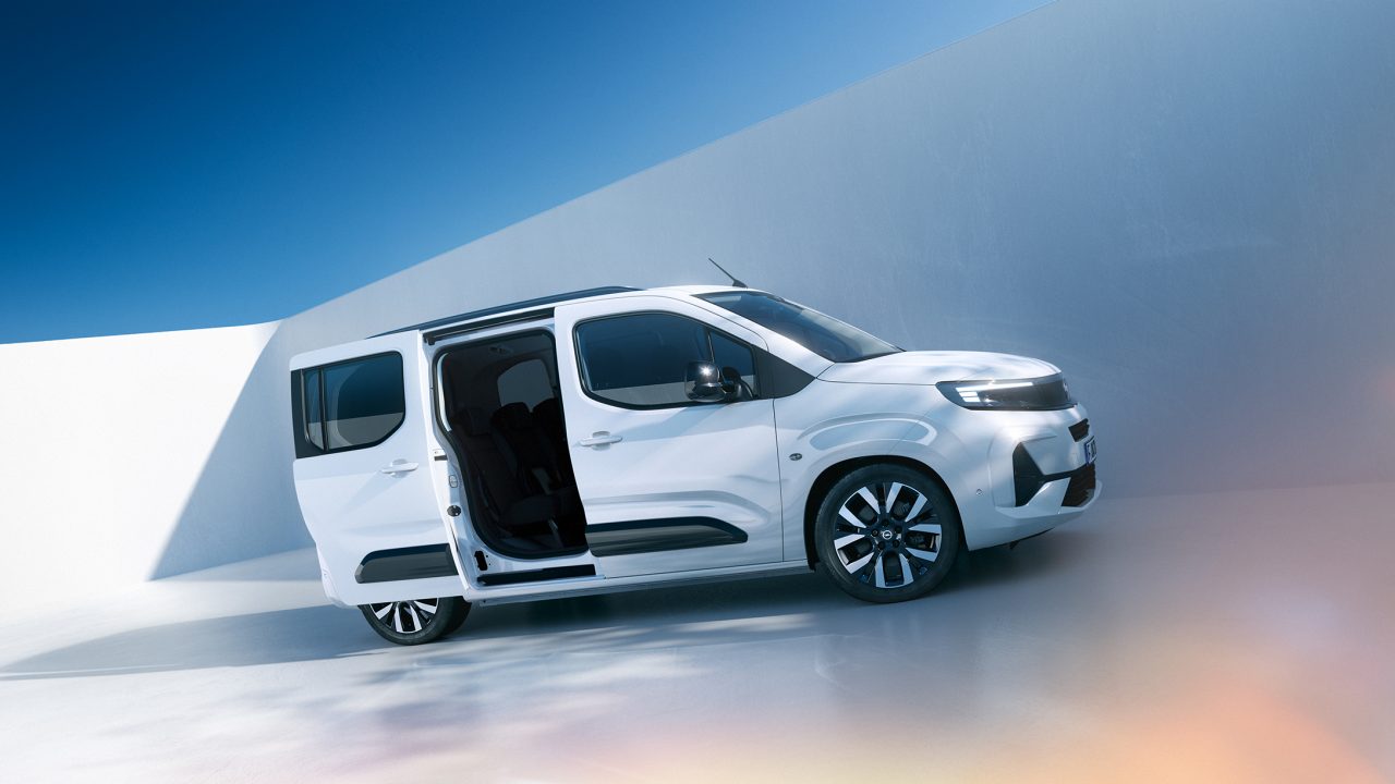 Bočni pogled na bijeli Opel Combo s kliznim vratima