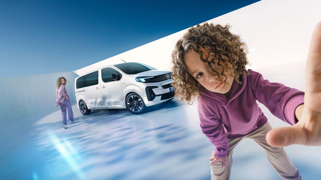 Žena i dječak s bijelom Opel Zafirom u pozadini